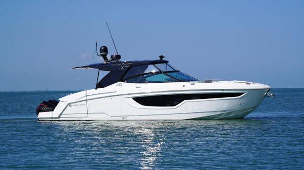 Cruisers Yachts 38 GLS