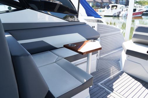 Cruisers Yachts 38 GLS image