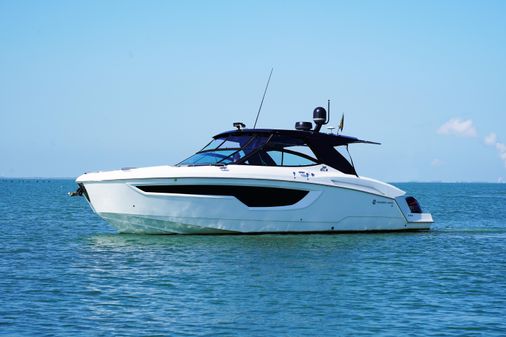 Cruisers Yachts 38 GLS image