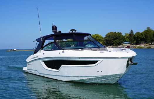 Cruisers Yachts 38 GLS image