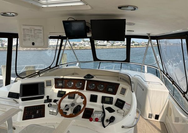 Sea Ray 560 Sedan Bridge image