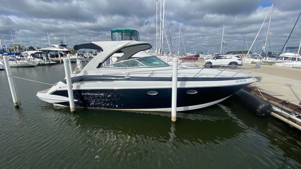 Crownline 350 Sport Yacht 