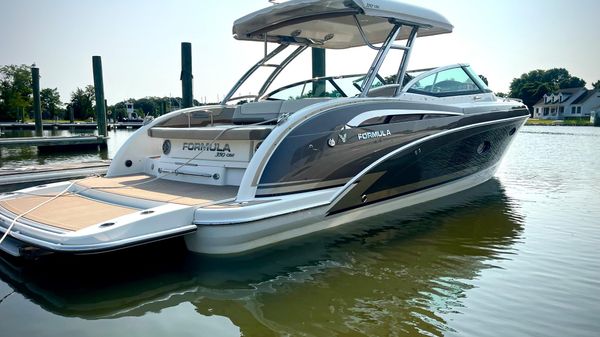 Formula 350 Crossover Bowrider