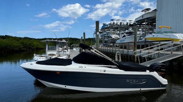 Robalo R227 