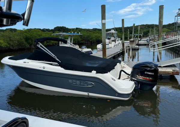 Robalo R227 image