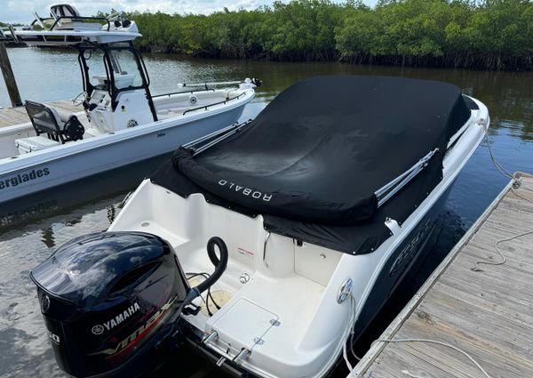 Robalo R227 image