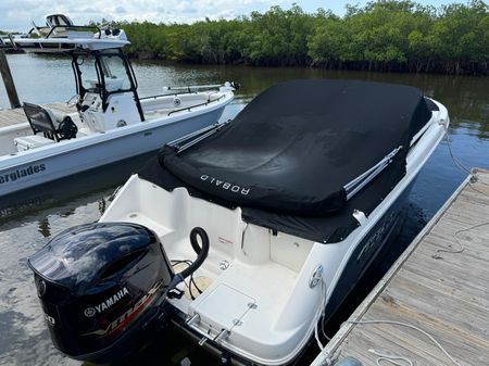 Robalo R227 image