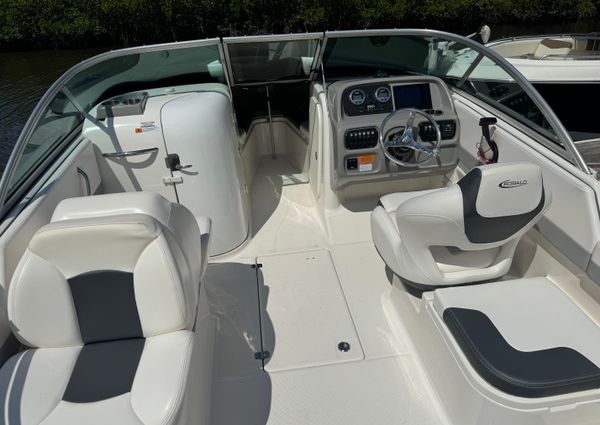 Robalo R227 image