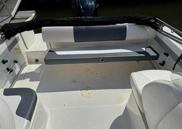 Robalo R227 image