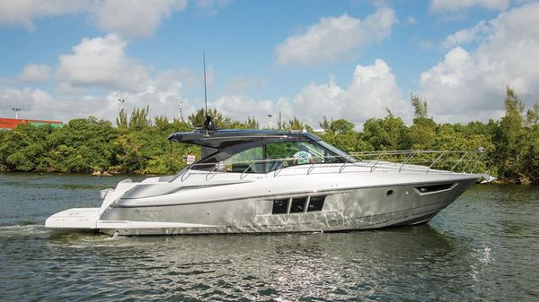 Cruisers Yachts 45 Black Diamond Cantius