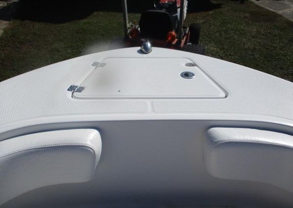 Robalo R200-CENTER-CONSOLE image