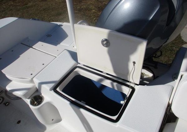 Robalo R200-CENTER-CONSOLE image