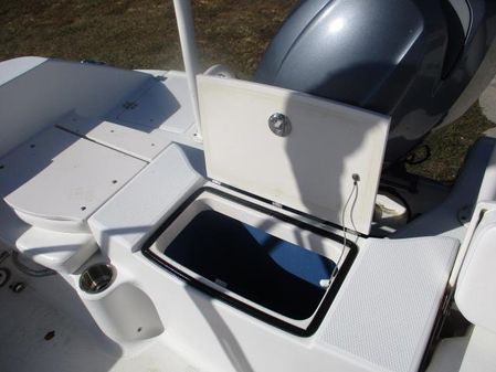 Robalo R200-CENTER-CONSOLE image