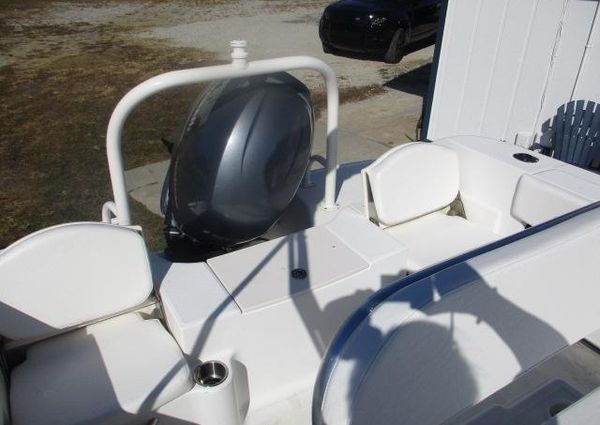 Robalo R200-CENTER-CONSOLE image