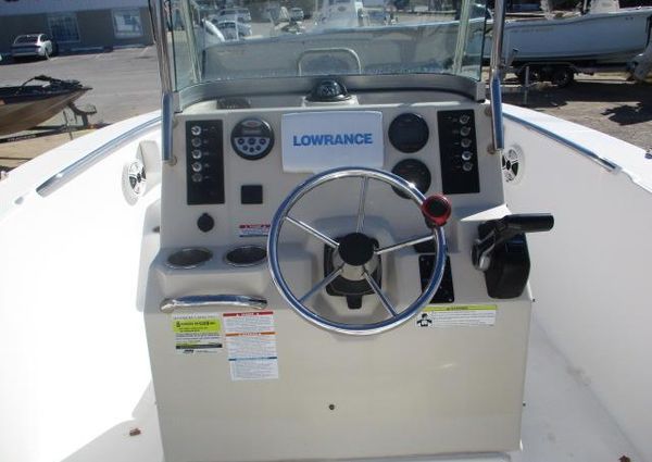 Robalo R200-CENTER-CONSOLE image