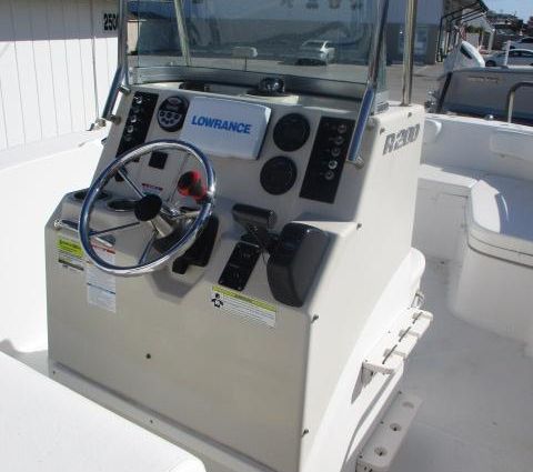 Robalo R200-CENTER-CONSOLE image