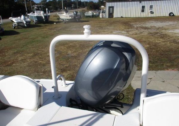 Robalo R200-CENTER-CONSOLE image