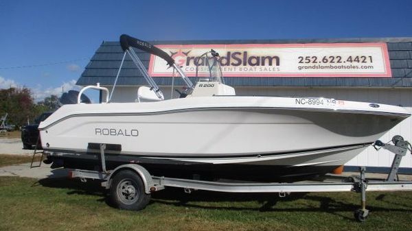 Robalo R200 Center Console 