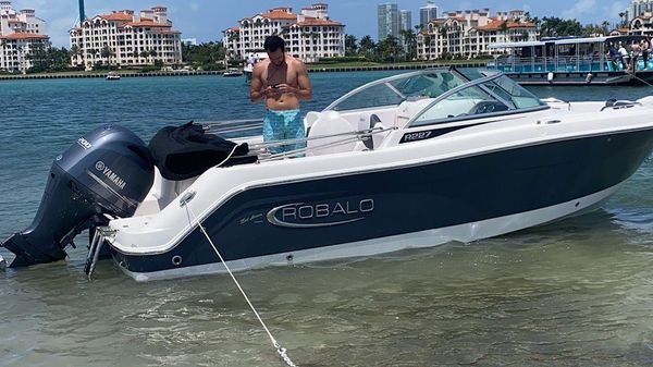 Robalo R227 Dual Console 