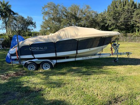 Robalo R227 Dual Console image