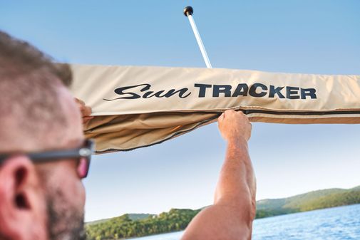 Sun Tracker Party Barge 18 DLX image