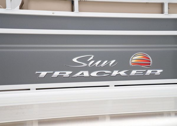 Sun Tracker Party Barge 22 DLX image