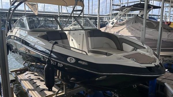 Yamaha Boats 242 Limited S 