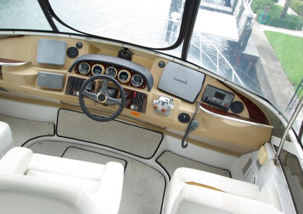 Carver 444 Cockpit Motoryacht image