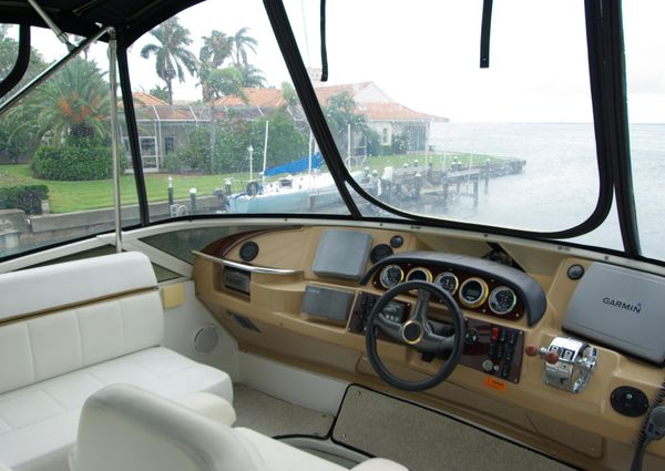 Carver 444 Cockpit Motoryacht image