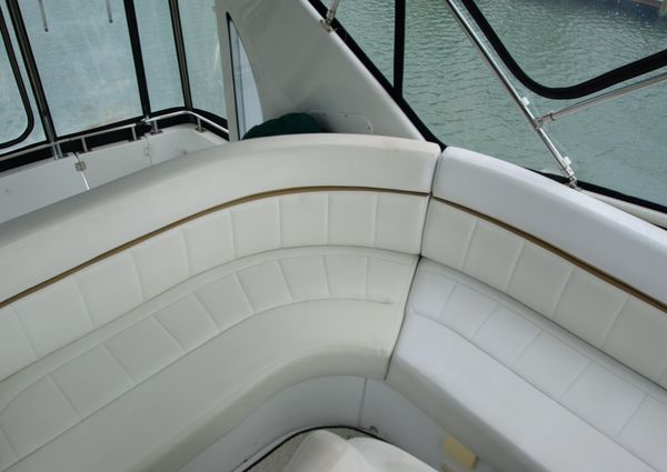 Carver 444 Cockpit Motoryacht image