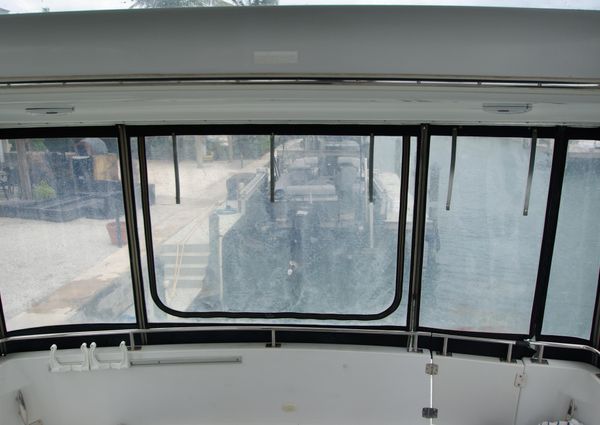 Carver 444 Cockpit Motoryacht image