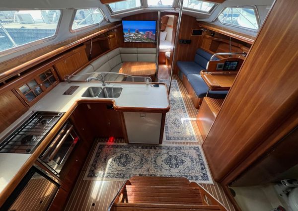 Hunter 426 Deck Salon image