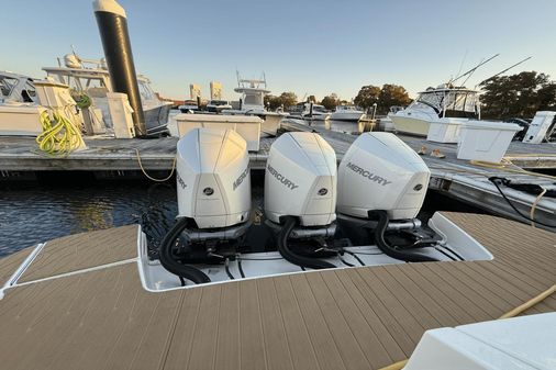 Sea Ray 370 Sundancer Outboard image