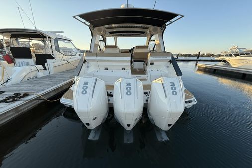 Sea Ray 370 Sundancer Outboard image