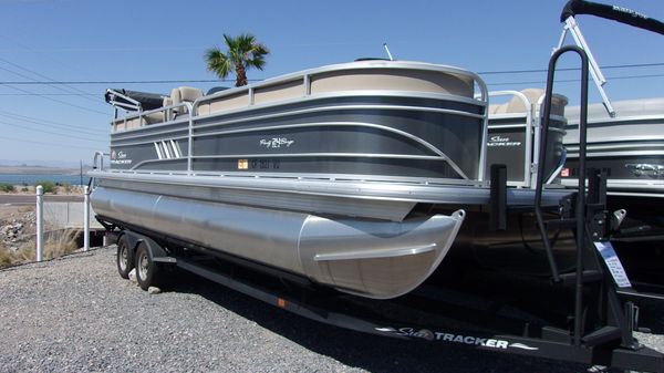 Sun Tracker 24 Party Barge DLX