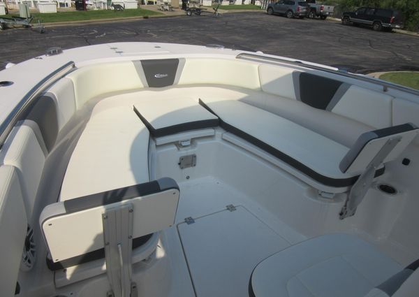 Robalo R270 image