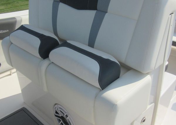 Robalo R270 image