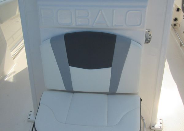 Robalo R270 image