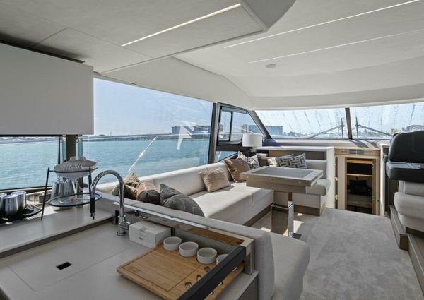 Prestige 590 flybridge image