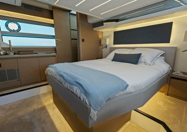 Prestige 590 flybridge image