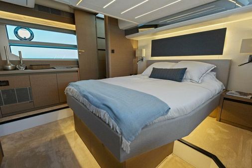 Prestige 590 flybridge image