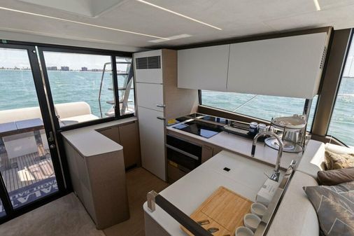 Prestige 590 flybridge image