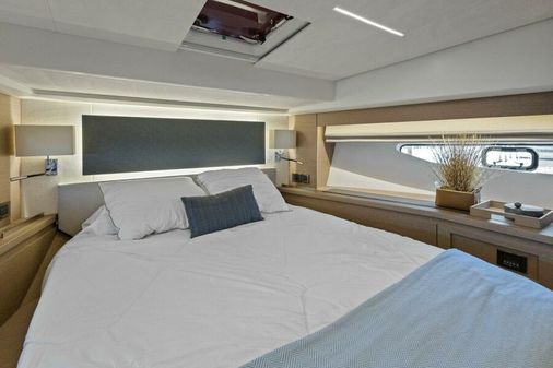 Prestige 590 flybridge image