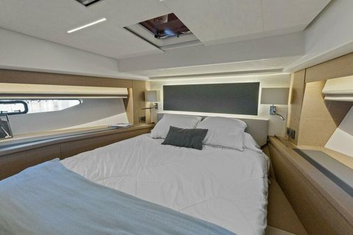 Prestige 590 flybridge image