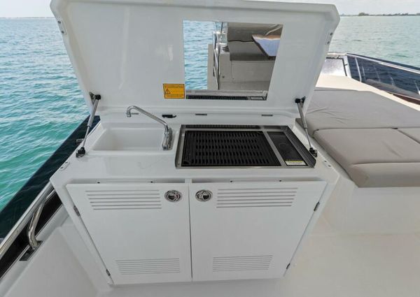 Prestige 590 flybridge image