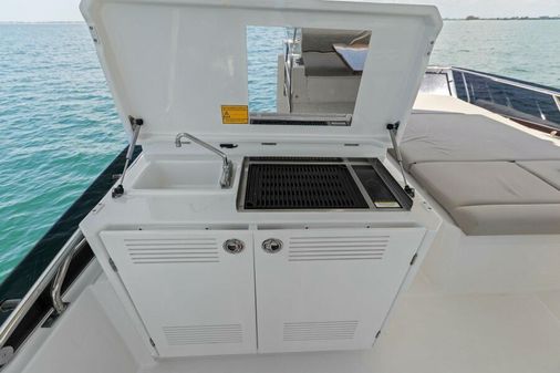 Prestige 590 flybridge image