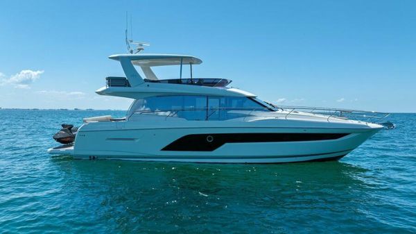 Prestige 590 flybridge image