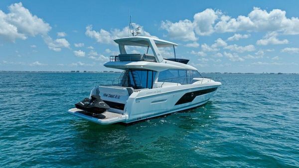 Prestige 590 flybridge image