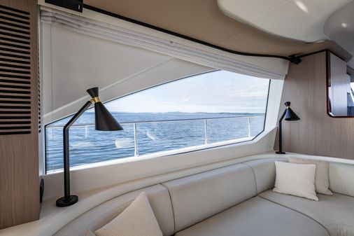 Azimut 60 fly image