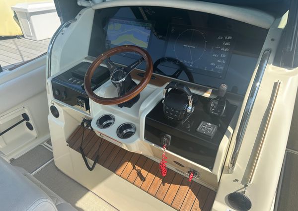 Chris-Craft Catalina 34 image